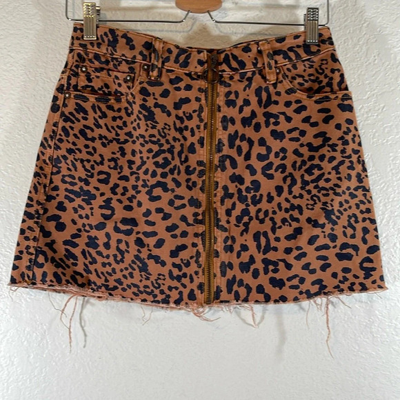 FREE PEOPLE WE THE FREE Animal Print Zip It Up Printed Mini Skirt Size 26 - Picture 3 of 13